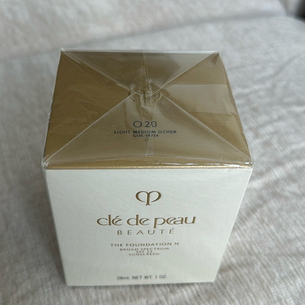 Cle de Peau foundation O20 color light medium ocher- brand new